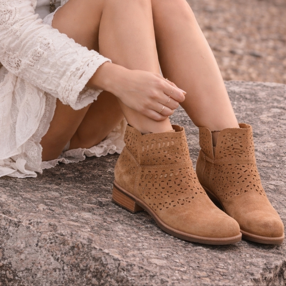 SOFFT Size 7.5 M Brown Suede Zip Ankle Perforated Fashion Boots.New Condition